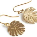 Palm Leaf Earrings in gold – handmade earrings for women with a tropical touch and elegant monstera inspired plant earrings for everyday wear