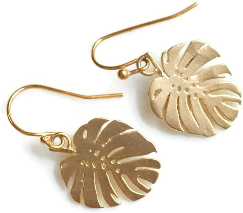 Palm Leaf Earrings in gold – handmade earrings for women with a tropical touch and elegant monstera inspired plant earrings for everyday wear