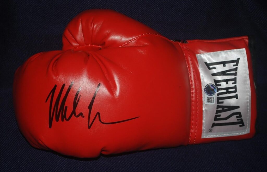 BOXING LEGEND MIKE TYSON Signed GLOVE BECKETT WITNESSED 2W915503 – Autographed Boxing Gloves