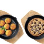 Navaris Cast Iron Skillet with Wooden Base (Set of 2) – Cast Iron Frying Pan Small Skillet with Protective Wood Base – Heavy Duty Metal Skillet Pans – 6″ (15cm)