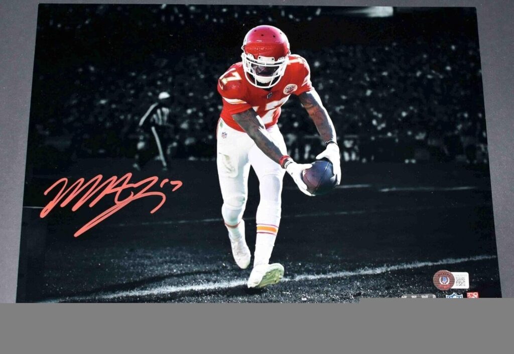 MECOLE HARDMAN AUTOGRAPHED KANSAS CITY CHIEFS 11×14 SPOTLIGHT PHOTO BECKETT – Autographed NFL Photos